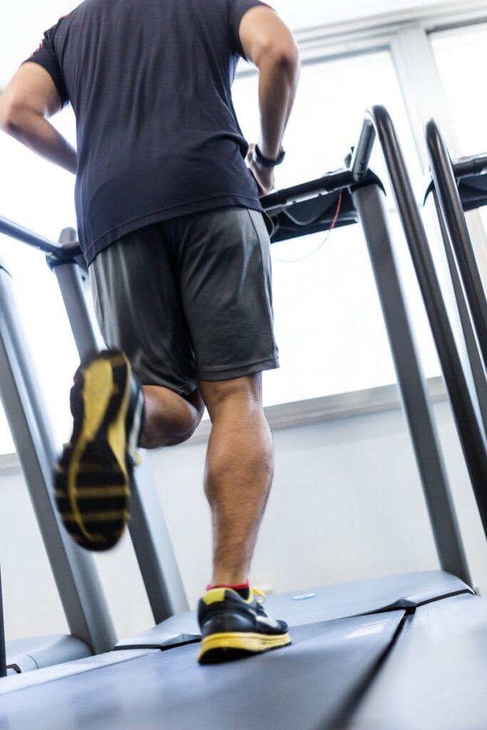 ジムで熱心にダイエット